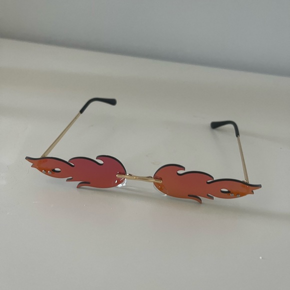 CLOSET CLEAROUT!!!! star&fire sunglasses + cute patches!!!!! - Picture 7 of 8